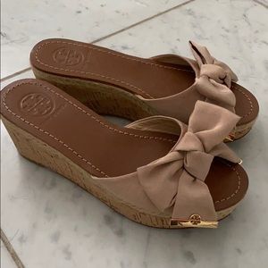 Tory Burch “Penny Bow wedge slide Camilla”